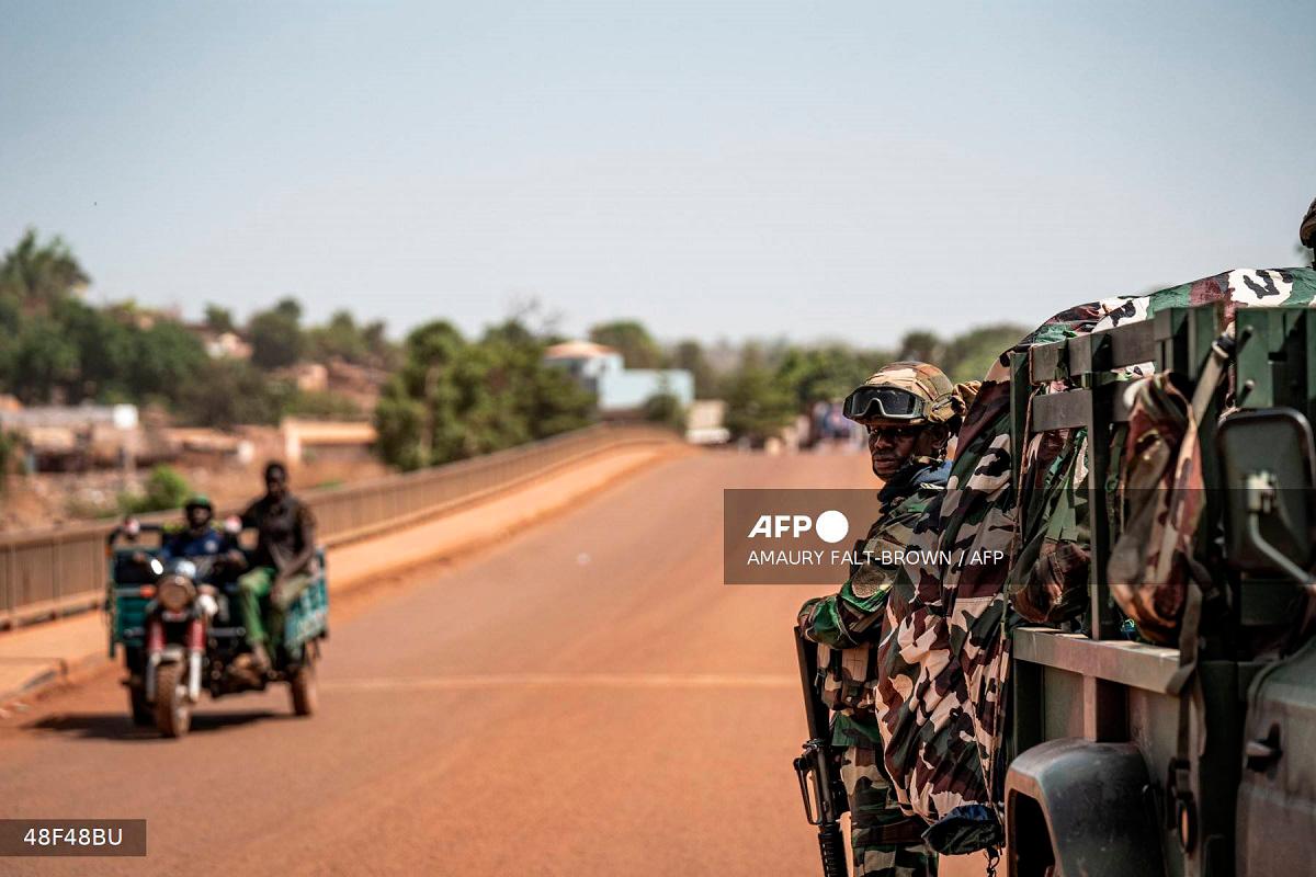 A Senegalese soldier stands guard at the Senegal-Mali border in Moussala on May 11, 2025. - Amaury Falt-Brown / AFP