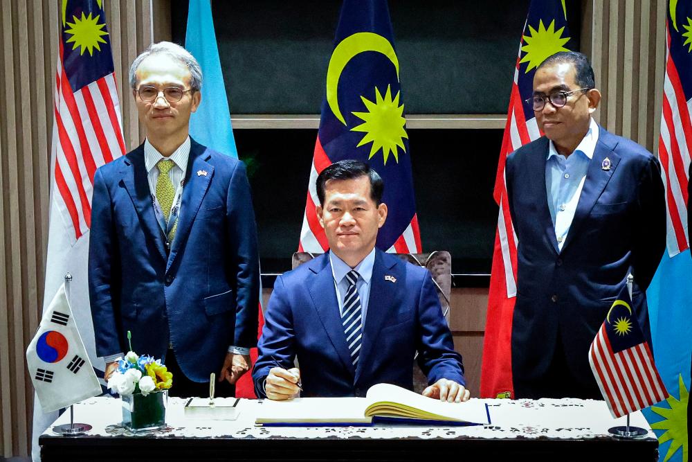 Defence Minister Datuk Seri Mohamed Khaled Nordin (right) witnessing Seok signing a guests book for bilateral talks in conjunction with the Defence Services Asia and National Security Asia 2024 on Tuesday. – Bernamapic