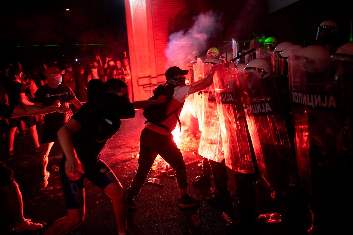 Anti-government protesters clash with police units in front of the Faculty of Philosophy in the Serbian city of Novi Sad on September 5, 2025, after several thousand rallied seeking early elections. (Photo by Uros Arsic / AFP)