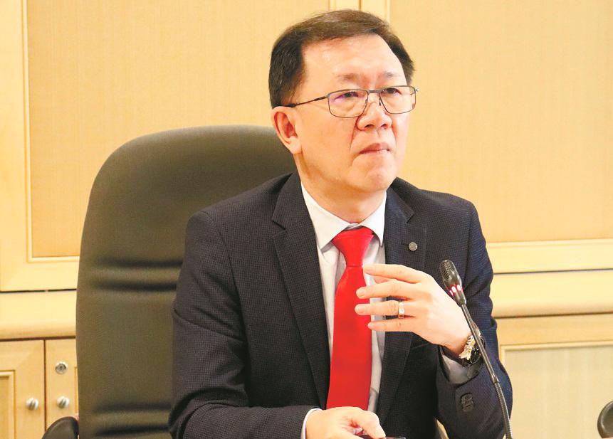Country needs to practise sound economic fundamentals to instill investors confidence rather than focusing on raising interest rates, says Lee