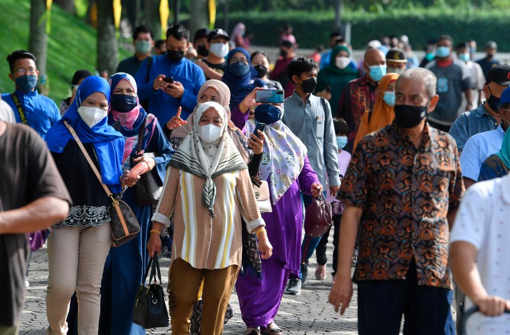The public began to enter the grounds of the Seri Perdana Complex for the Prime Minister and Ministers’ Hari Raya Aidilfitri Open House today. BERNAMApix