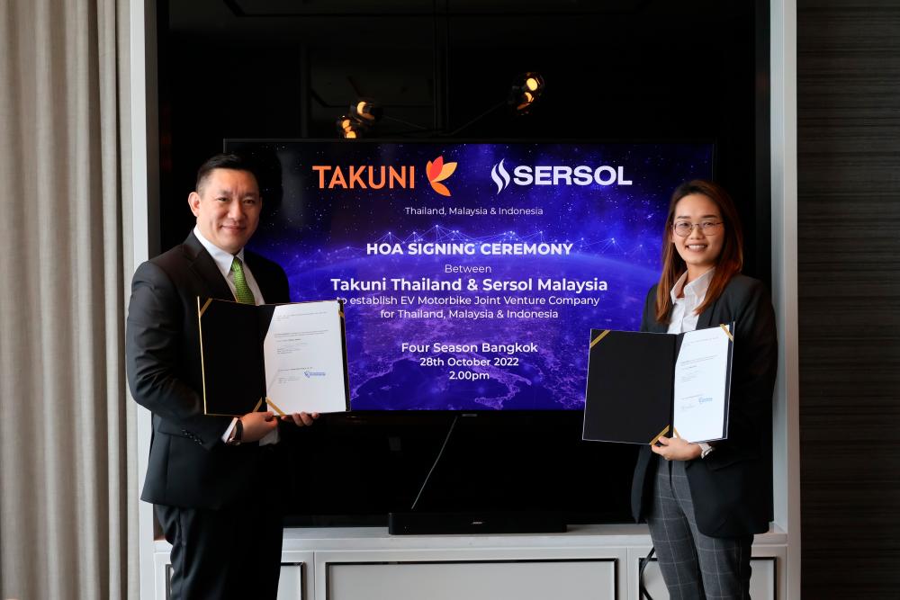 Lim (left) with Takuni CEO Nita Treeweeranuwat signing the agreement to form the JV.