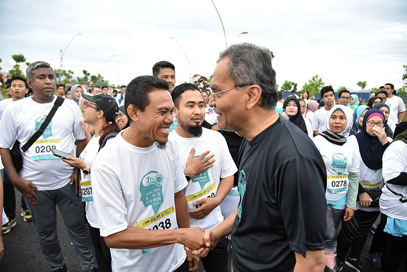 Health Minister Datuk Seri Dr Dzulkefly Ahmad (R) greets guests at the Selangor health carnival at Setia Ecohill, on April 27, 2019. — Bernama