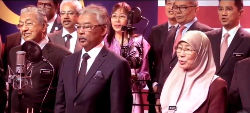 (Video) Agong, PM, ministers sing together