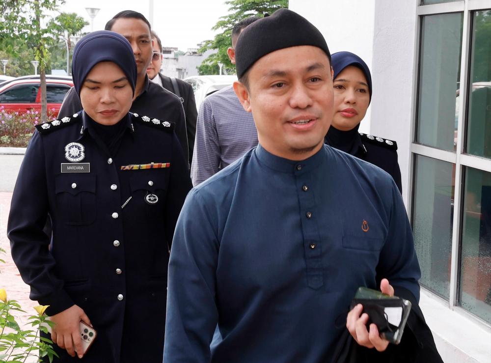 Penceramah selebriti Azman Syah Alias, 41, hadir di Kompleks Mahkamah Klang hari ini, atas empat pertuduhan berhubung kesalahan jenayah seksual yang didakwa dilakukannya terhadap dua kanak-kanak dan seorang remaja/fotoBERNAMA