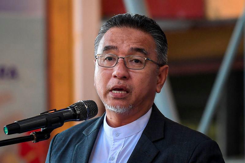 Timbalan Menteri Pertahanan Adly Zahari menyampaikan ucapan pada Majlis Pelancaran Affin Digital Space iaitu sebahagian daripada Program Digitalisasi Sekolah Dalam Kem (SDK) di Sekolah Kebangsaan (SK) TUDM Subang hari ini. - fotoBERNAMA