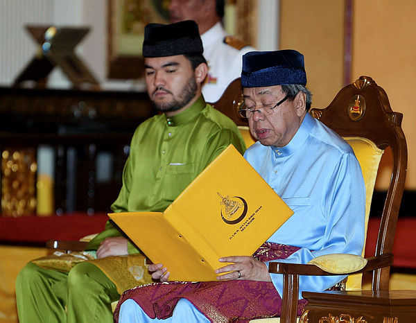 Sultan of Selangor Sultan Sharafuddin Idris Shah (R) reads a speech during the handing over letters of appointments to the Nazir and Imam of mosques in Selangor at Istana Alam Shah, Klang on March 3, 2019. — Bernama