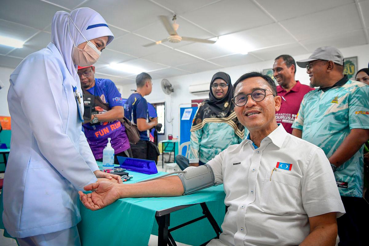 Exco Perumahan dan Kebudayaan Negeri Selangor Datuk Borhan Aman Shah (kanan) membuat pemeriksaan kesihatan ketika hadir pada Program Santuni MADANI Satu Pemimpin Satu Kampung hasil kerjasama Bahagian Pengurusan Hartanah (BPG) Jabatan Perdana Menteri (JPM) di Masjid Kampung Sungai Lang Baru, hari ini- fotoBERNAMA