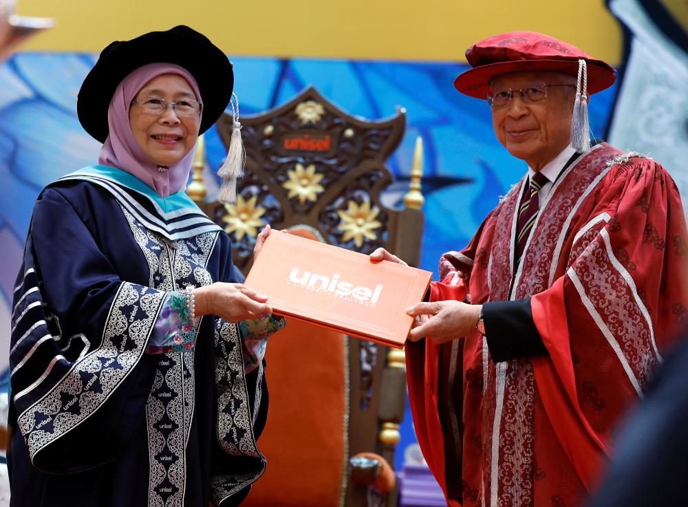 KUALA SELANGOR, 9 Sept -- Prime Minister’s wife Datuk Seri Dr Wan Azizah Wan Ismail (left) received an Honorary Doctorate of Philosophy in Science, Politics and Society from the Chancellor of the University of Selangor (Unisel), Raja Tan Sri Arshad Raja Tun Uda at the Unisel Convocation Ceremony 17th at the Unisel Chancellor’s Hall, Bestari Jaya Campus, today. BERNAMAPIX