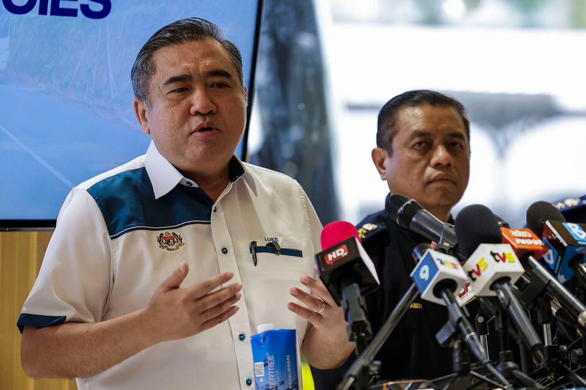 Menteri Pengangkutan, Anthony Loke, bercakap pada sidang media sempena Majlis Pelaksanaan Penggunaan Speed Limitation Device (SLD) bagi kenderaan perdagangan di Pejabat Scania (Malaysia) Sdn Bhd, Bukit Jelutong, hari ini. fotoBERNAMAS