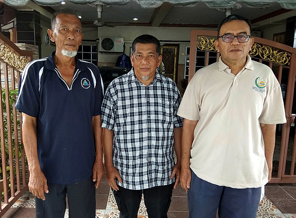 Jalan Tuntung Resident Association chairman Abdullah A Hamid (centre) together with Shafiee Salleh (left) and Mohd Khairi Mahmud (right), who are neighbours to the PKNS staff Azalan Miswan who was killed in a road accident in Turkey yesterday. — Bernama