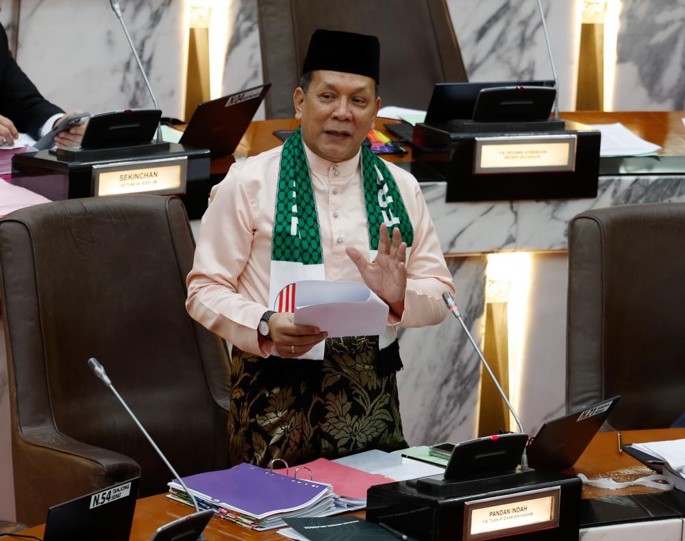Exco Infrastruktur dan Pertanian Selangor Ir Izham Hashim ketika menjawab soalan berkaitan Bekalan Beras Tempatan pada Mesyuarat Kedua (Bajet) Persidangan Penggal Pertama Dewan Undangan Negeri (DUN) Selangor ke-15 di Bangunan Dewan Negeri Selangor, hari ini. - fotoBERNAMA