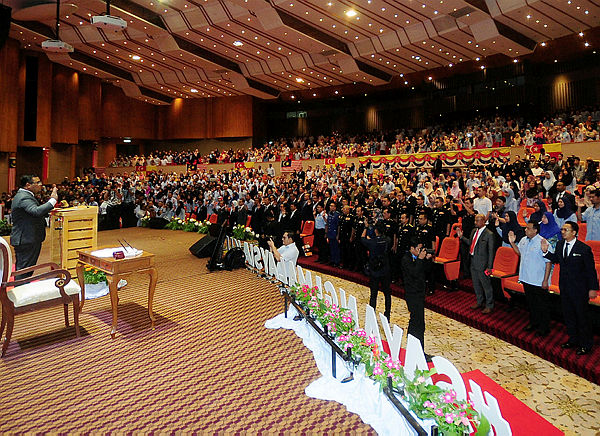 Selangor Mentri Besar Amirudin Shari and Selangor state executive councillors take the corruption-free pledge at the Dewan Jubilee Perak of the Sultan Salahuddin Abdul Abdul Aziz Shah building in Shah Alam today. — Bernama