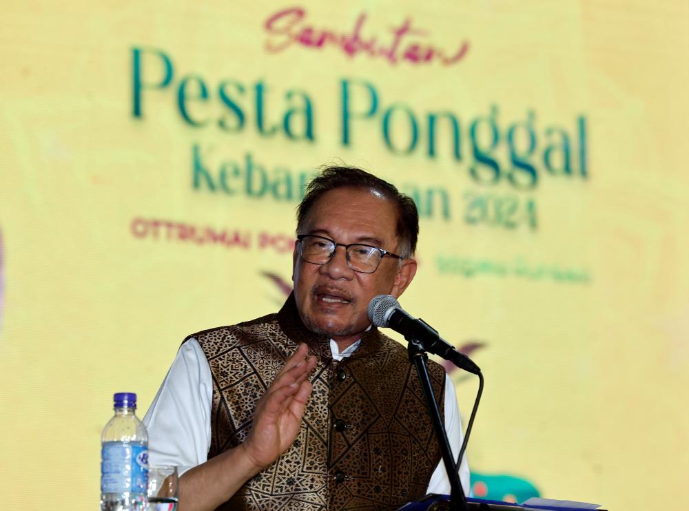 Perdana Menteri, Datuk Seri Anwar Ibrahim berucap pada Sambutan Pesta Ponggal Kebangsaan 2024 di Padang Chetty, pada Jan 20 2024 - fotoBERNAMA