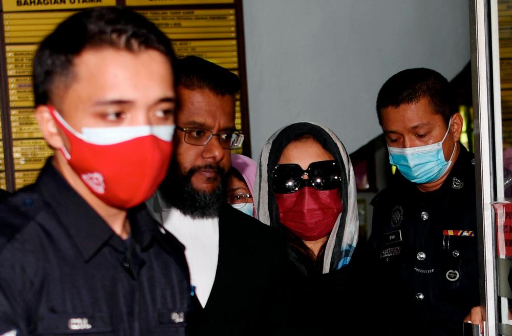 SHAH ALAM, June 21 - Samirah Muzaffar (second, right), widow of Cradle Fund Sdn Bhd chief executive officer Nazrin Hassan, walked out of the Shah Alam High Court today, after judge Datuk Ab Karim Ab Rahman acquitted and released her along with two teenagers. charges of killing Nazrin. BERNAMAPIX