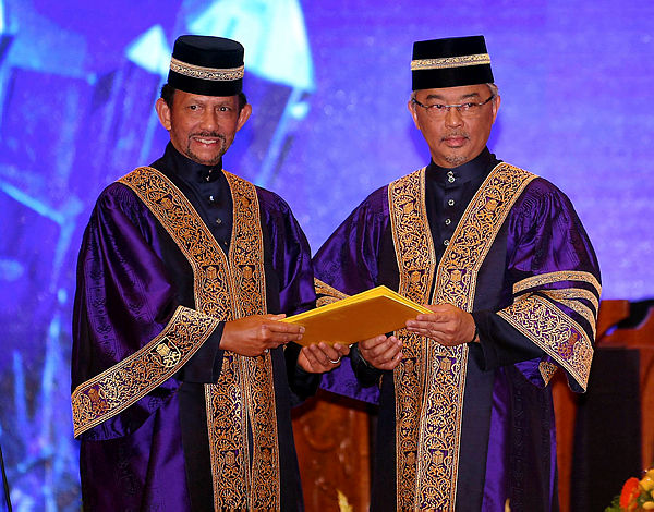 Yang di-Pertuan Agong Al-Sultan Abdullah Ri’ayatuddin Al-Mustafa Billah Shah (R) confers an honorary doctorate to Sultan of Brunei Darussalam Sultan Hassanal Bolkiah at the Dewan Tuanku Canselor, UiTM on March 23, 2019. — Bernama