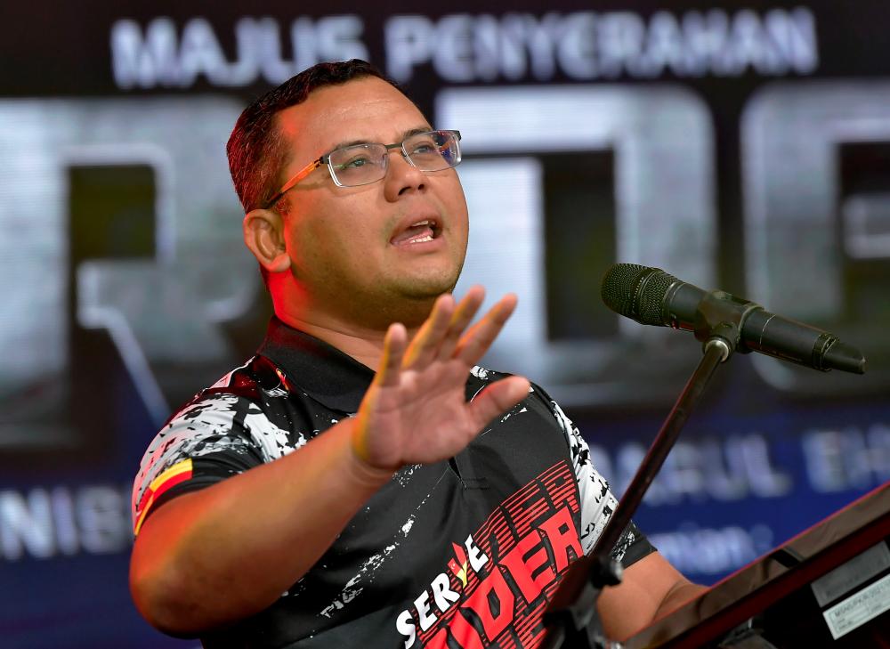 Menteri Besar Selangor Datuk Seri Amirudin Shari berucap pada Majlis Penyerahan Inisiatif Roda Darul Ehsan (RiDE) bersempena penganjuran Selangor Youth Festival (SYF) 2022 di pekarangan Stadium Shah Alam Seksyen 13, pada Dis 24 2022. - BERNAMA