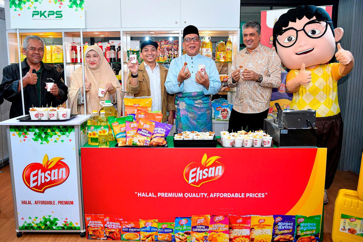 Exco Infrastruktur dan Pertanian Negeri Selangor Datuk Ir Izham Hashim (tiga kanan) dan Ketua Pegawai Eksekutif Perbadanan Kemajuan Pertanian Selangor (PKPS) Datuk Mohamad Khairil Mohamad Razi (tiga kiri) bergambar ketika Majlis Pelancaran Projek Sejuk Beku Jenama Ehsan di Wisma PKPS Seksyen 14 Shah Alam hari ini- BERNAMA