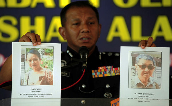 Filepix taken on Aug 29 shows Shah Alam district police chief ACP Baharudin Mat Taib showing pictures of the victims, Lim Ah Kee @ Lim Kok Hoe (right), 79, and his wife, Tan Siew Mee, 52. — Bernama