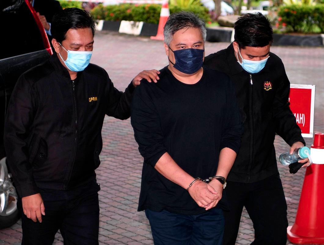 Pegawai kanan anak syarikat milik kerajaan Selangor Mazlan Mahadi, 51, (tengah) - fotoBERNAMA