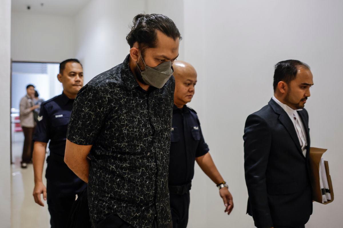 Akauntan Thaha Abdul Latef, 39, (kiri) dihadapkan ke Mahkamah Sesyen hari ini atas dua pertuduhan meninggalkan dua anak kandung yang autistik dan mengalami masalah penglihatan tanpa pengawasan pada Mac lalu - BERNAMA