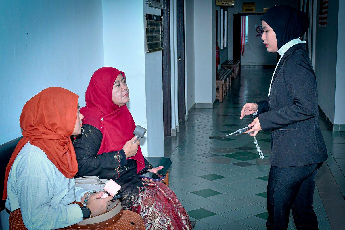 Azwati @ Azziaton Muhammed Ghalip 53 (dua, kiri) bersama peguam Tun Laila Tun Rafaee (kanan) hadir ke Mahkamah Tinggi Shah Alam hari ini berhubung permohonan gali semula kubur anaknya, Pegawai Kadet Pasukan Latihan Pegawai Simpanan (Palapes) Universiti Teknologi Mara (UiTM) Shah Alam Allahyarham Muhammad Amir Rusyaidi Muhamad Zaidi. - fotoBERNAMA