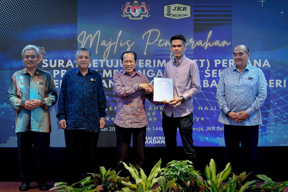 Deputy Works Minister Datuk Seri Ahmad Maslan (centre) presents the Letter of Acceptance (SST) to a recipient, who is also a contractor representative, at the SST Presentation Ceremony for the High-Density School Issue Resolution Project in various states, held at the Selangor Public Works Department today. - BERNAMApix