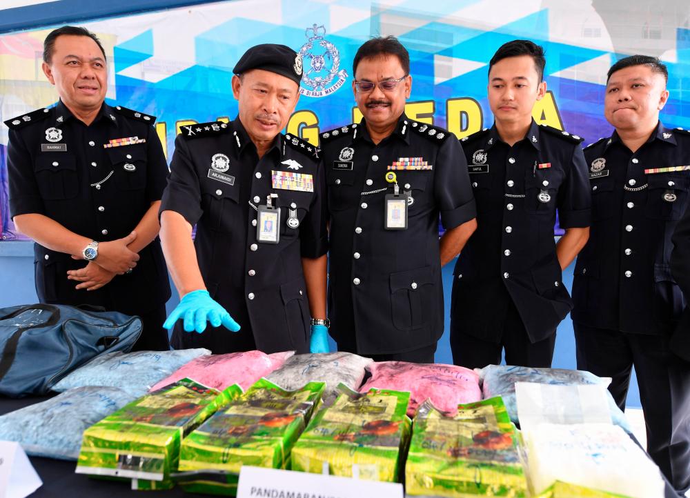 Selangor police deputy chief Datuk Arjunaidi Mohamed (2nd from L) displays the drugs seized from two raids, at a press conference at the Klang South District police headquarters today. - Bernama