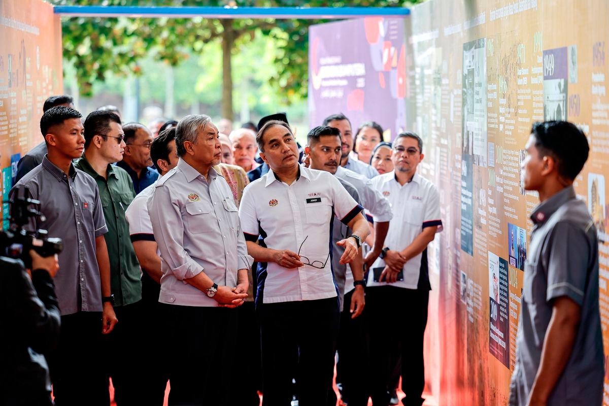 The Deputy Prime Minister, Datuk Seri Dr Ahmad Zahid Hamidi, attended the PuTERA35 Outreach Programme at Universiti Teknologi Mara (UiTM) Puncak Alam, held at Dewan Berlian, the UiTM Puncak Alam campus, today. - BERNAMA