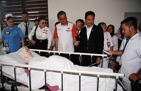 Health Minister Datuk Seri Dr Dzulkefly Ahmad (C) looks at the evo.mover bed demonstration for pregnant mothers during an official visit to Tengku Ampuan Rahimah Hospital (HTAR), Klang on May 13, 2019. — Bernama