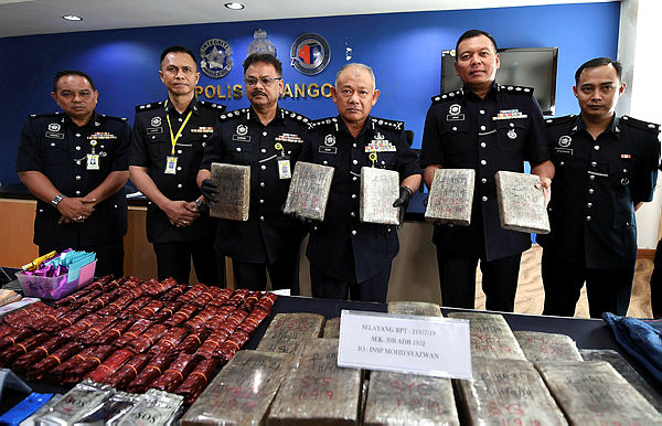Selangor Police chief Datuk Noor Azam Jamaludin (third, right) showing 36 packets of drugs believed to be ganja that were seized in two operations in Gombak and Southern Klang, at a press conference in Selangor Police Contingent headquarters yesterday.