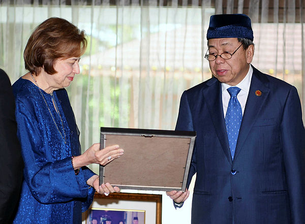 Sultan of Selangor Sultan Sharafuddin Idris Shah (R) hands over a certificate of appreciation to PNB chairman Tan Sri Dr Zeti Akhtar Aziz after receiving the business zakat from PNB amounting to almost RM5.1m at a ceremony held at Istana Bukit Kayangan on Feb 14, 2019. — Bernama