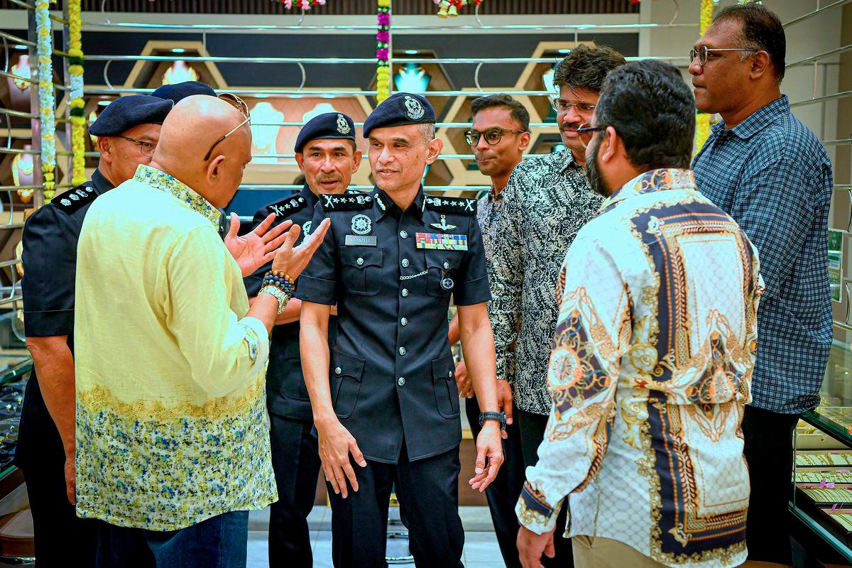Selangor Police Chief Datuk Shazeli Kahar (centre) at the Crime Prevention Campaign held in conjunction with the Deepavali 2025 celebration at Jalan Tengku Kelana, Klang, today. – BERNAMA