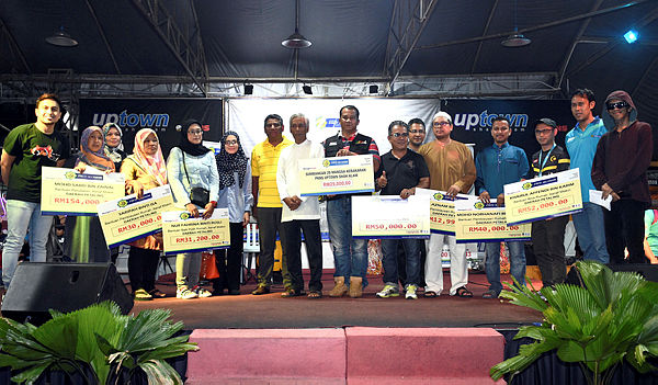 Selangor Tithes Board (LZS) chief coordinating officer Abdul Basith Hamid (7th from L) poses with a zakat donation for the ‘Zakat’ On Wheels programme organised by LZS at Uptown Section 24, Shah Alam, last night. — Bernama