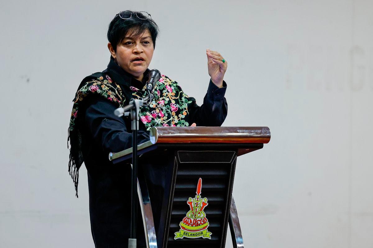Menteri di Jabatan Perdana Menteri (Undang-undang dan Reformasi Institusi) Datuk Seri Azalina Othman Said menyampaikan ucapan pada Program Sesi Townhall Anti Buli Peringkat Buli Peringkat Negeri Selangor di Dewan Jubli Perak, Bangunan Sultan Salahuddin Abdul Aziz Shah hari ini - fotoBERNAMA