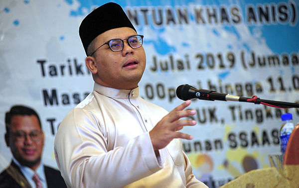 Selangor Mentri Besar Amirudin Shari speaks at an appreciation ceremony for special children in Selangor at Shah Alam. -— Bernama