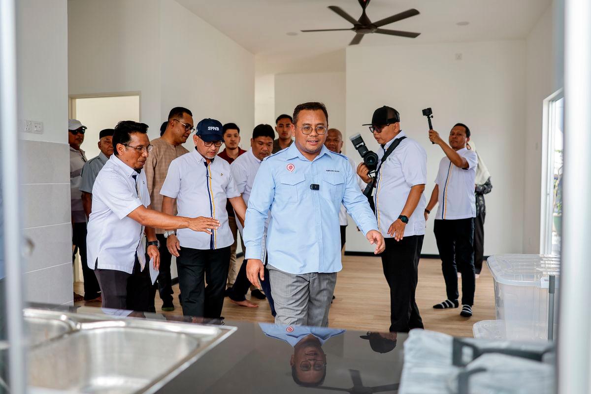 Menteri Besar Selangor Datuk Seri Amirudin Shari meninjau pelaksanaan pembinaan semula dan baik pulih rumah mangsa kejadian letupan dan kebakaran di Putra Heights April lalu di Kampung Kuala Sungai Baru hari ini - fotoBERNAMA