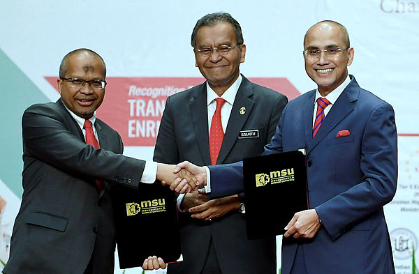 Health Minister Datuk Seri Dr Dzulkefly Ahmad (C) oversees the exchange of a MoU between Selangor State Health Department director Datuk Dr Khalid Ibrahim (L) and Tan Sri Dr Mohd Shukri Ab Yajid, representing MSU, after launching the Echo project organised by MSU, Shah Alam on Feb 21, 2019. — Bernama