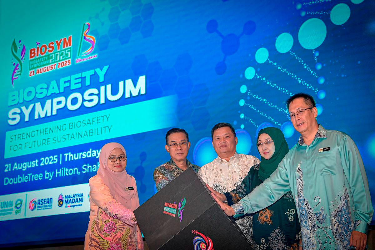 The Deputy Minister of Natural Resources and Environment Sustainability, Datuk Seri Huang Tiong Sii (centre), alongside the Director-General of the Malaysian Biosafety Department, Lornie Enggong (right), during the symbolic opening of the Biosafety Symposium in conjunction with Malaysia’s ASEAN Chairmanship 2025 at the Doubletree By Hilton i-City Shah Alam today. - BERNAMA