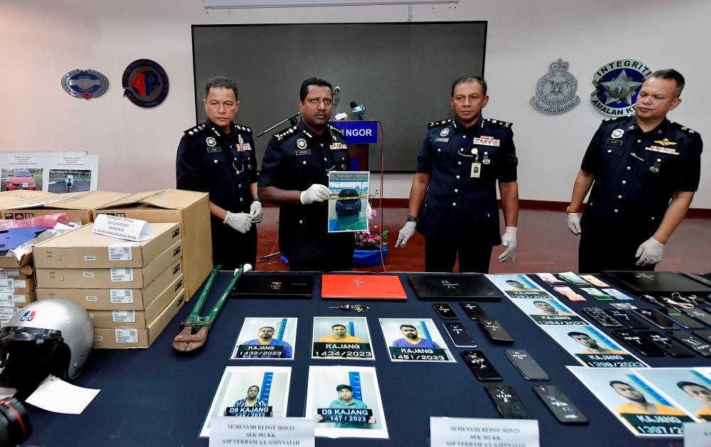 SHAH ALAM, 2 May -- Selangor Police Chief Datuk Hussein Omar Khan (second, left) showed a photo of the vehicle believed to be used by the suspect in the murder case during a press conference at the Selangor Police Contingent Headquarters today. BERNAMAPIX