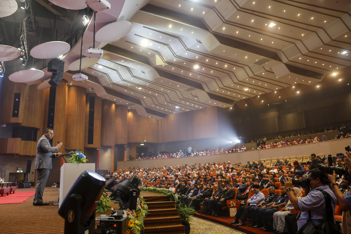 Selangor Menteri Besar, Datuk Seri Amirudin Shari, delivers a speech at the Launch Ceremony of the Fly the Jalur Gemilang Campaign and Civil Servants Assembly at the Jubilee Perak Hall Auditorium, Sultan Salahuddin Abdul Aziz Shah Building, today. – BERNAMA