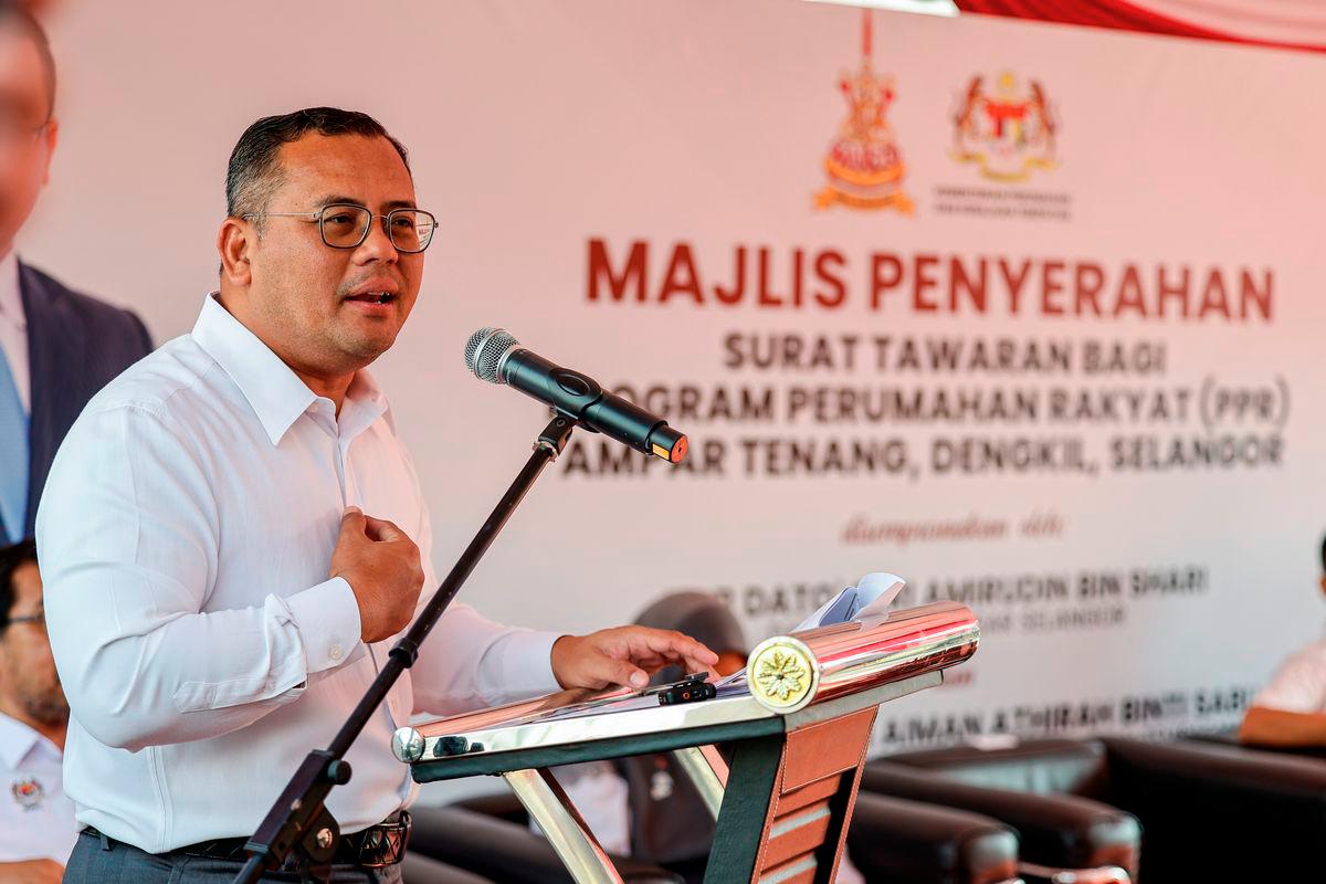 Selangor Menteri Besar Datuk Seri Amirudin Shari delivering a speech at the Offer Letter Handover Ceremony for the People’s Housing Programme (PPR) Ampar Tenang, Dengkil, held at the PPR Ampar Tenang Community Hall today. – BERNAMA