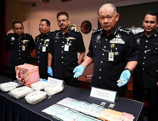 Selangor police chief Datuk Noor Azam Jamaludin and other police officials display the drugs seized during a drug bust that took place on April 4 near Shah Alam. — Bernama