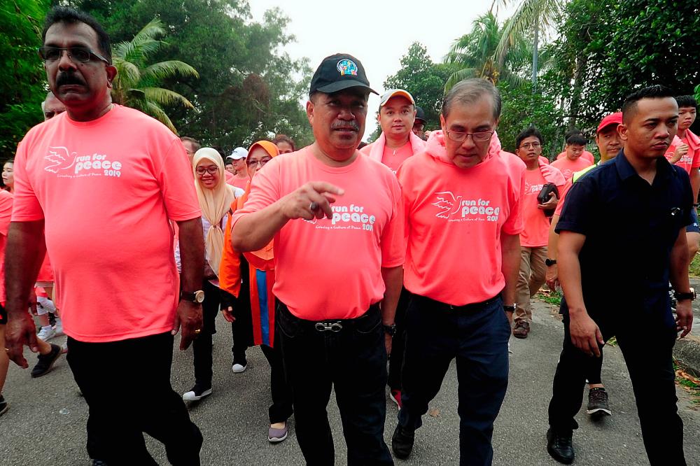 Defence Minister Mohamad Sabu and Soka Gakkai Malaysia deputy president Johnny Ng Teck Sim (2nd from R) with participants of ‘Run For Peace 2019’ organized by Soka Gakkai Malaysia at Klang Jaya today. - Bernama