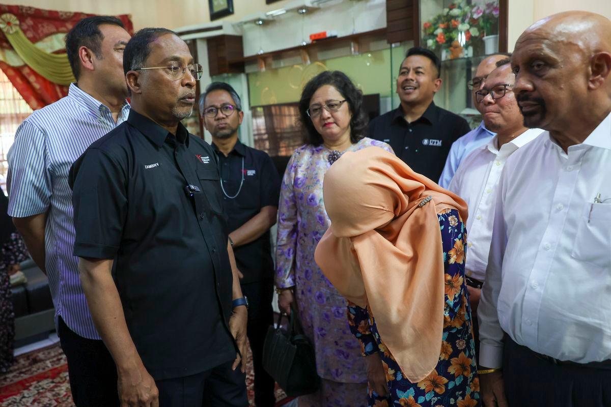 Minister of Higher Education Datuk Seri Dr Zambry Abd Kadir (second left) engages in a friendly conversation with Ummu Haiman Bee Daulatgum (second right) during a visit to the family of Syamsul Haris Shamsudin, who passed away while undergoing Palapes training at Universiti Teknologi Mara (UTM) in Taman Pelangi Semenyeh today. - BERNAMA
