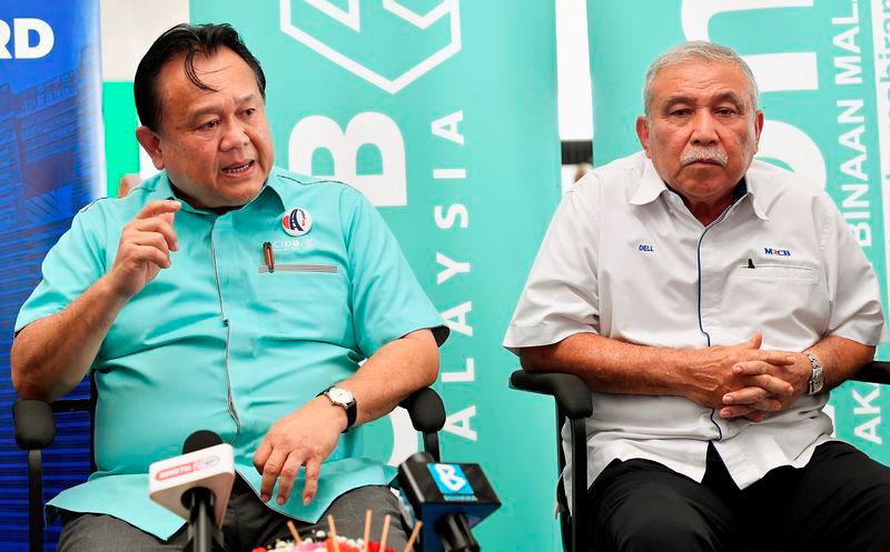 Public Works Minister Datuk Seri Alexander Nanta Linggi (left) - BERNAMApix