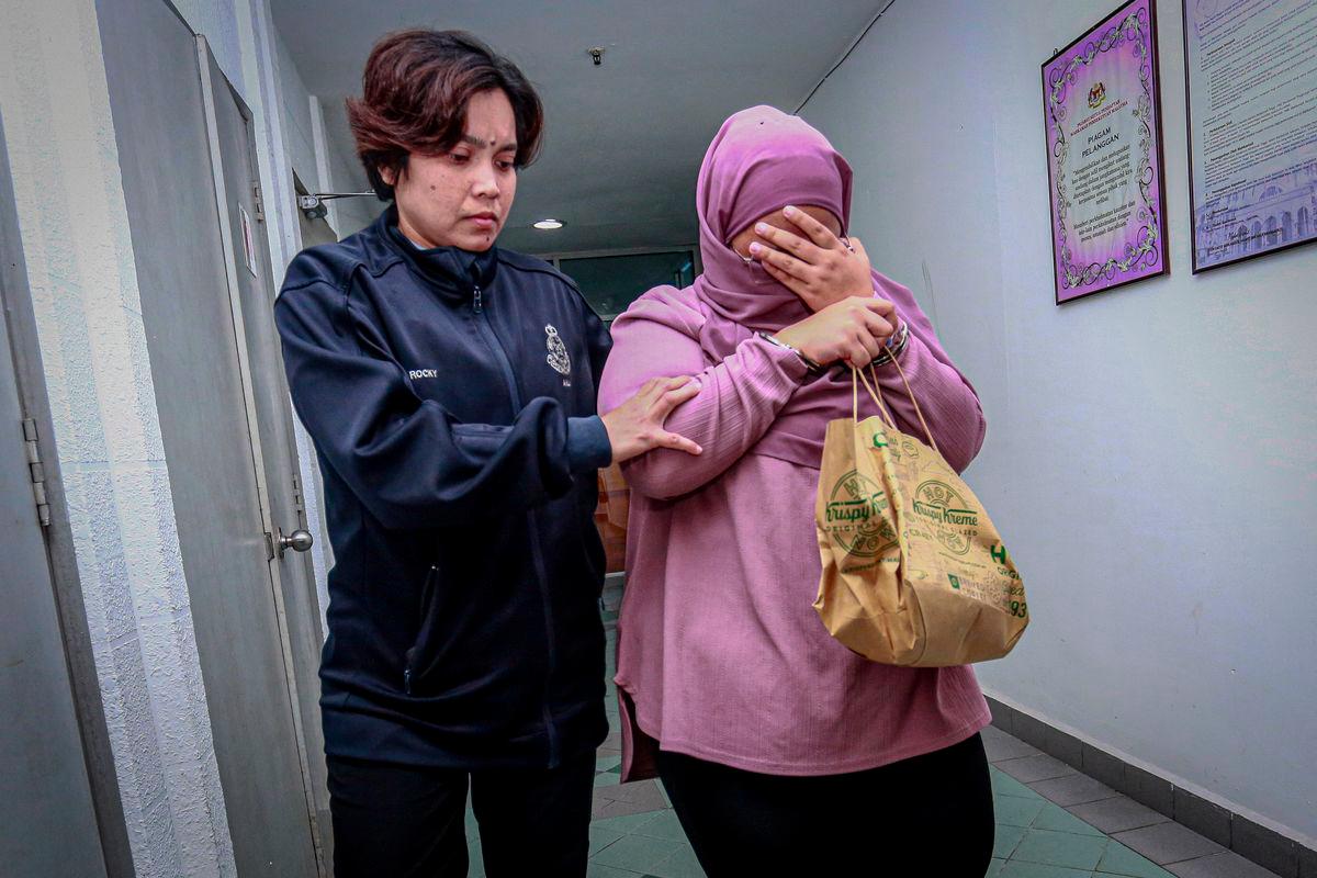 Bekas akauntan sebuah syarikat pendidikan awal kanak-kanak Rafidah Basar, 29, (kanan) dihadapkan ke Mahkamah Sesyen hari ini atas enam pertuduhan pengubahan wang haram berjumlah RM216,478. - fotoBERNAMA