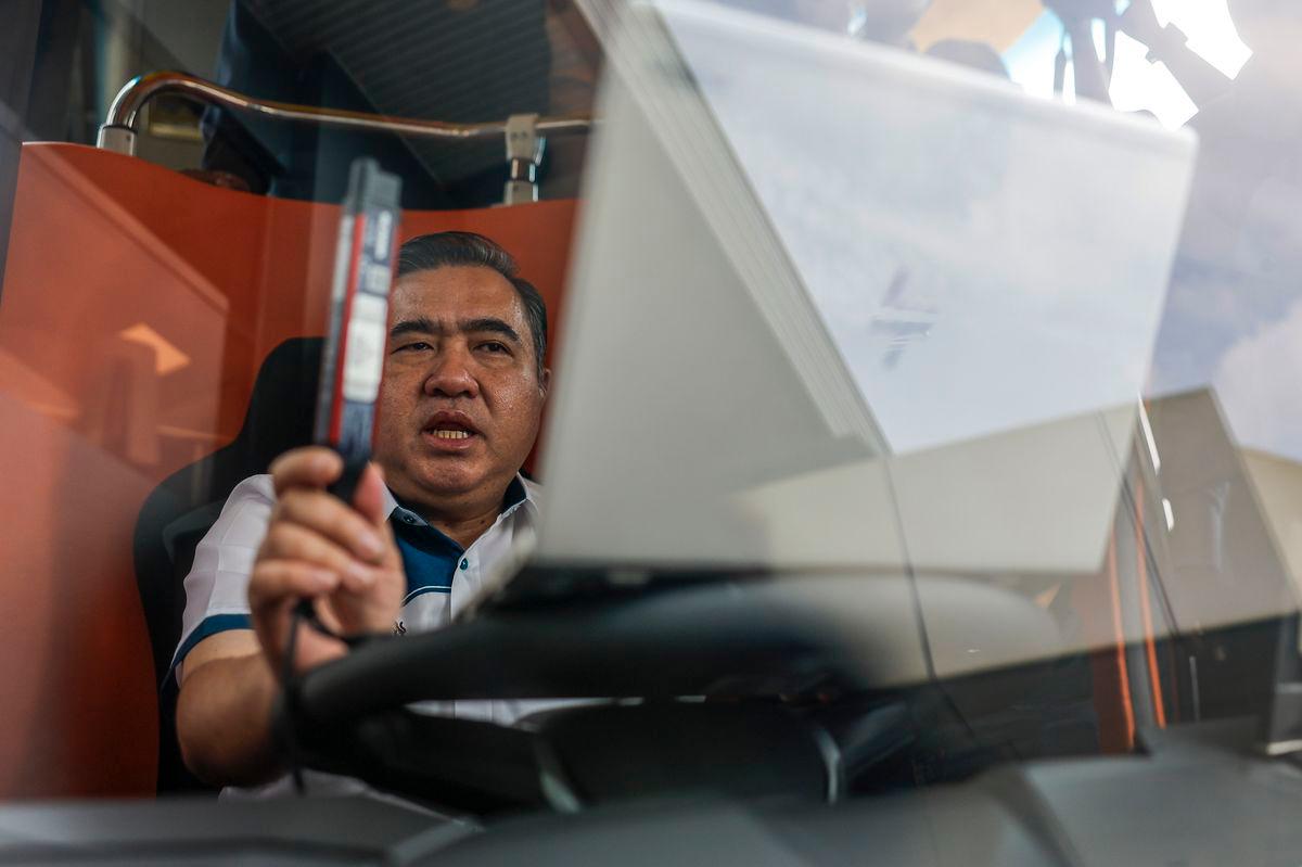 Menteri Pengangkutan, Anthony Loke, meninjau kenderaan perdagangan sempena Majlis Pelaksanaan Penggunaan Peranti Had Laju (Speed Limitation Device, SLD) bagi kenderaan perdagangan di Pejabat Scania (Malaysia) Sdn Bhd, Bukit Jelutong, hari ini. fotoBERNAMA