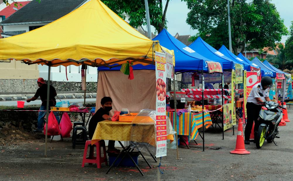 Business as usual at these stalls around Seksyen 9 Shah Alam on Jan 14. --fotoBERNAMA (2021) Copyrights Reserved