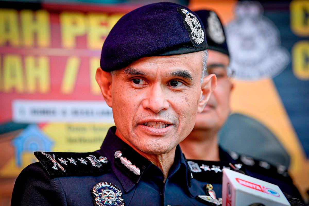 Selangor Police Chief Datuk Shazeli Kahar answers questions from the media during the Crime Prevention Campaign held in conjunction with the Deepavali 2025 celebration at Jalan Tengku Kelana, Klang, today. – BERNAMA